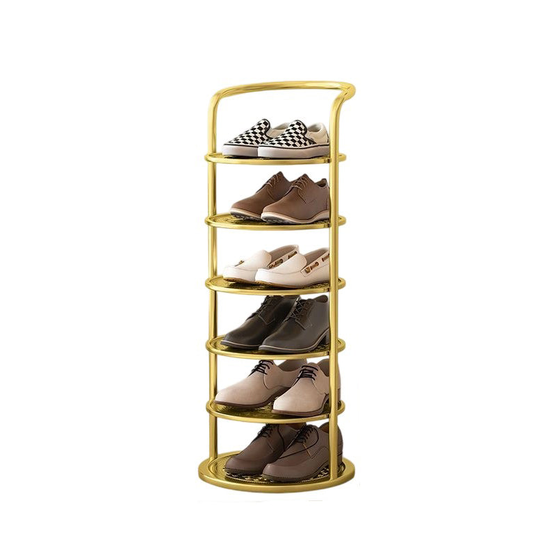 Gouden rek met zes niveaus op witte achtergrond, gevuld met sneakers en nette schoenen 20