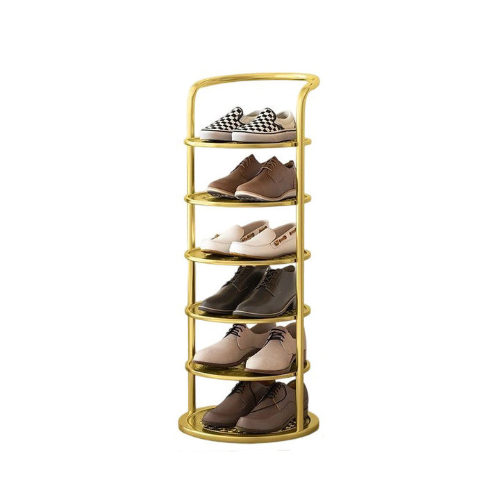 Gouden rek met zes niveaus op witte achtergrond, gevuld met sneakers en nette schoenen 20