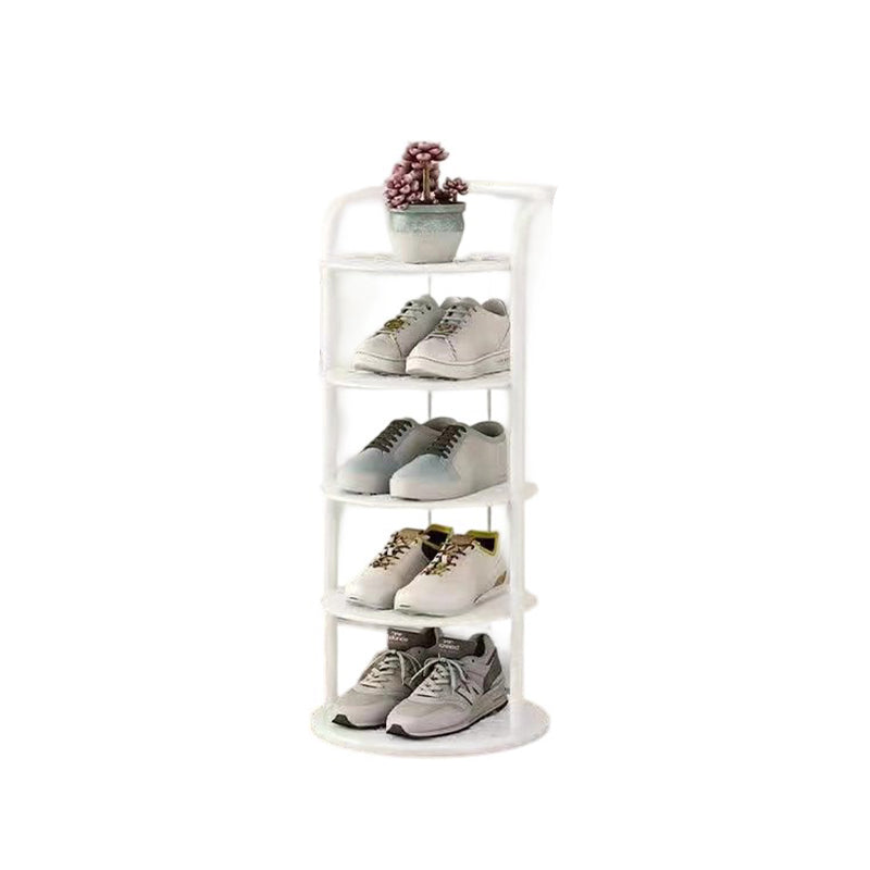 Wit rek met vijf niveaus op witte achtergrond, sneakers op de planken en een plantje bovenop 11