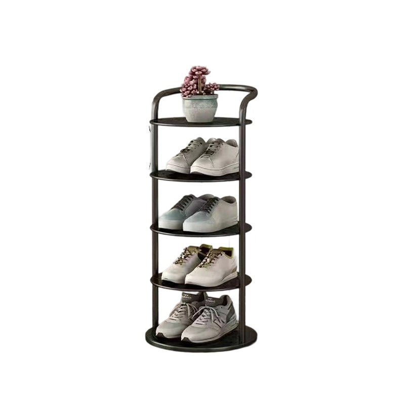 Zwart rek met vijf niveaus op witte achtergrond, sneakers op de planken en een plantje bovenop 15