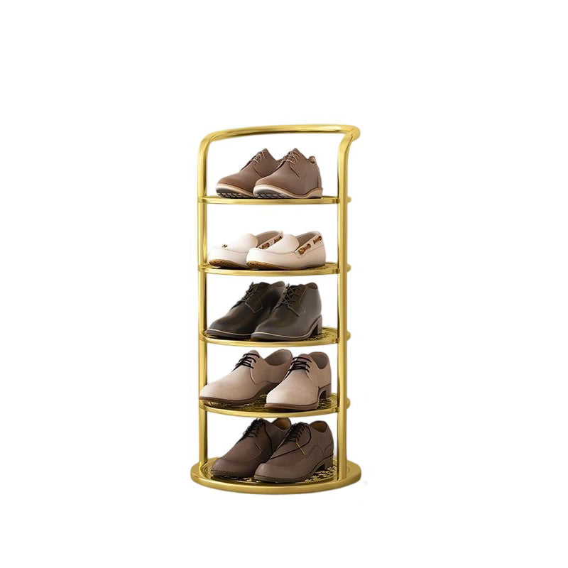 Gouden rek met vijf niveaus op witte achtergrond, gevuld met nette heren- en loafers 19