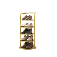 Gouden rek met vijf niveaus op witte achtergrond, gevuld met nette heren- en loafers 19