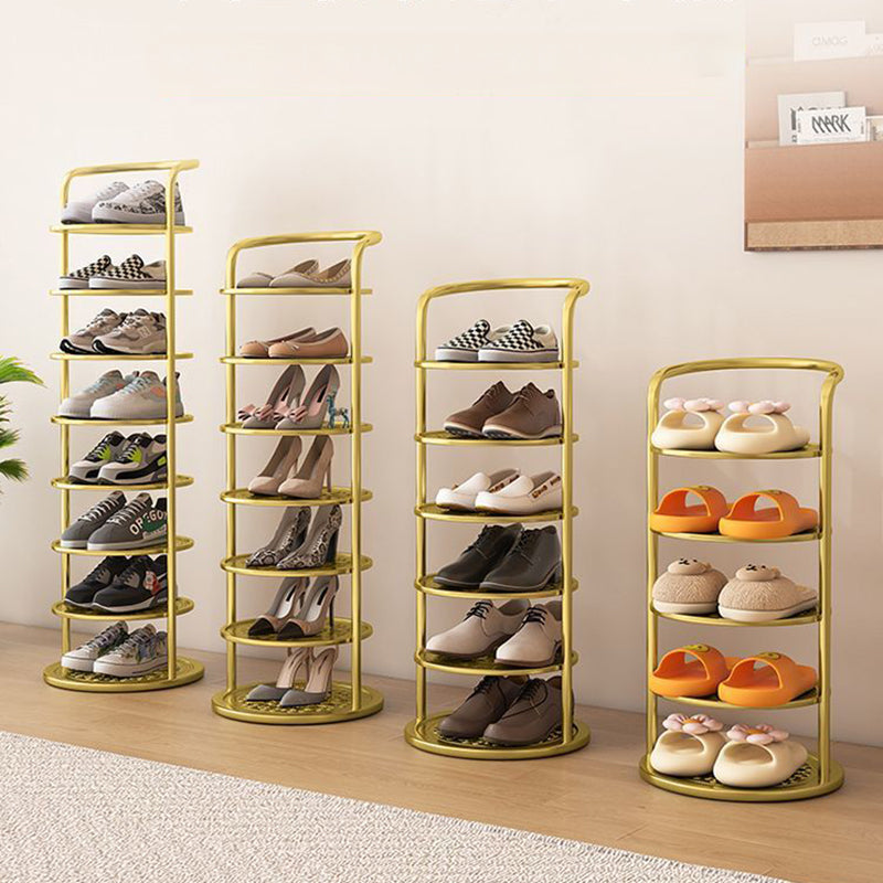 Vier gouden schoenenrekken in verschillende hoogtes naast elkaar, gevuld met sneakers, pumps, nette schoenen en slippers 10