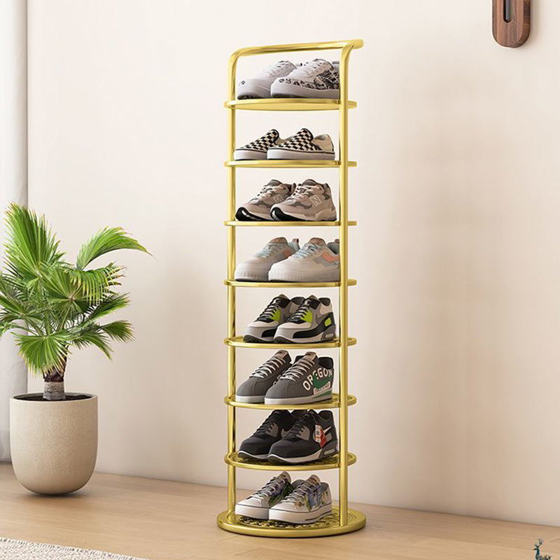 Gouden rond schoenenrek met acht niveaus vol sneakers, naast een plant in een lichte hal 1