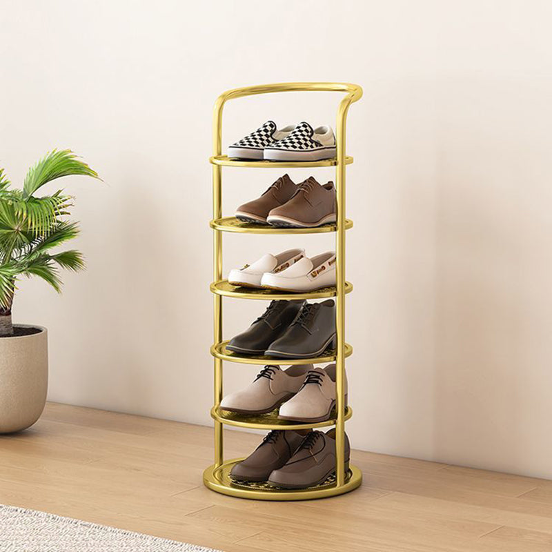 Gouden rek met zes niveaus met heren- en sneakerschoenen, op houten vloer naast een plant 2