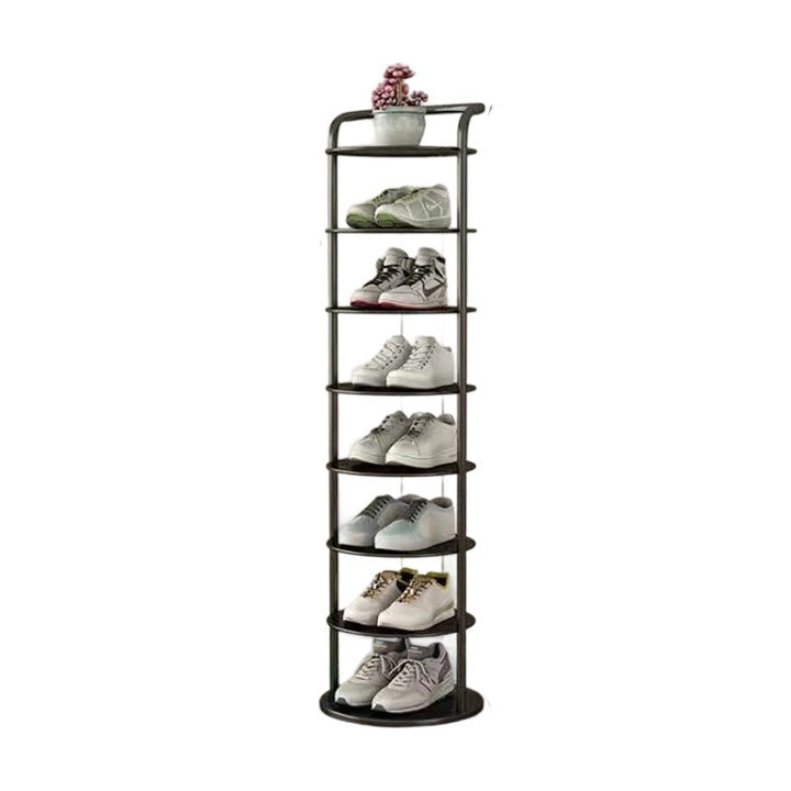Zwart rek met acht niveaus op witte achtergrond, gevuld met sneakers en een plantje bovenop 17