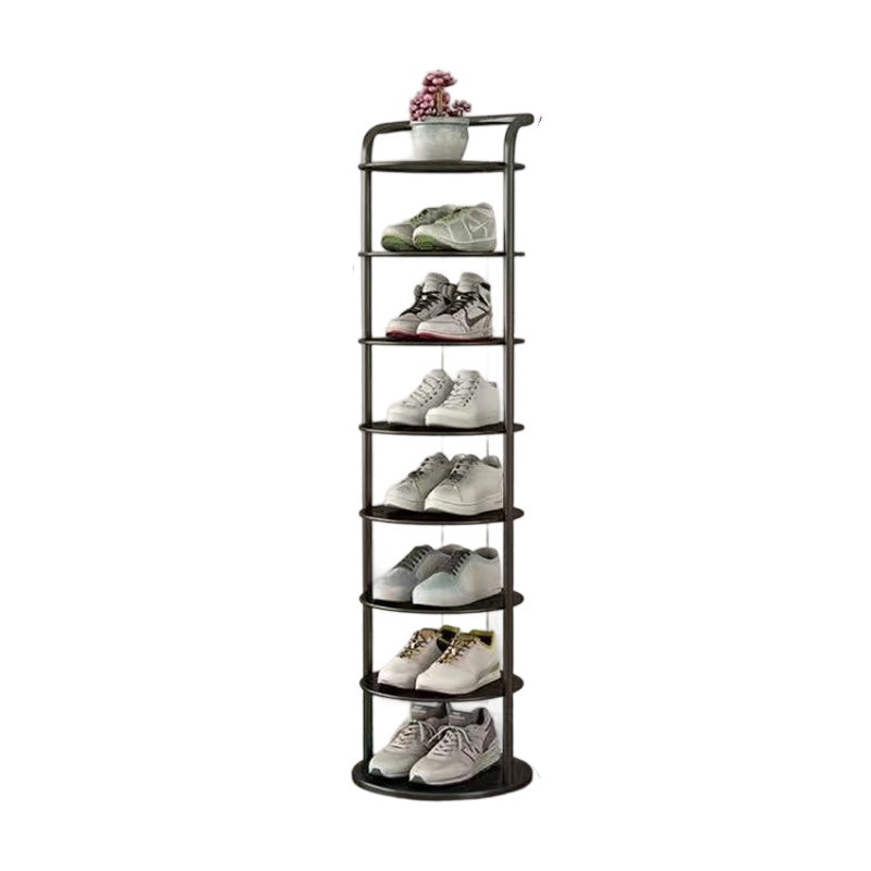 Zwart rek met acht niveaus op witte achtergrond, gevuld met sneakers en een plantje bovenop 17