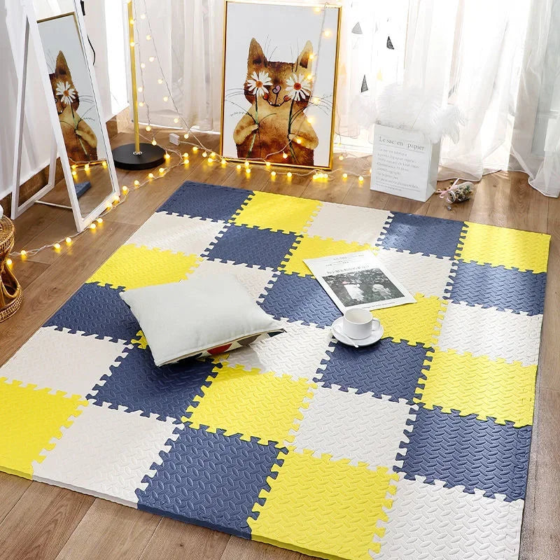 Speelmat met gele, donkerblauwe en witte tegels in een kamer met kussen, kopje en een tijdschrift. 11