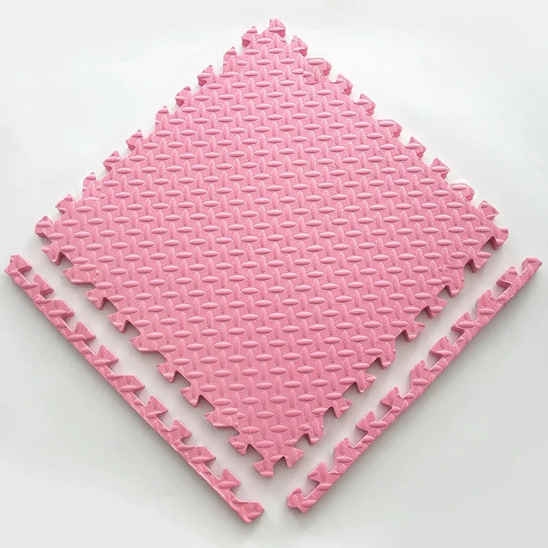 Losse roze puzzeltegel met reliëfpatroon, naast twee losse randstroken, op een witte achtergrond. 12