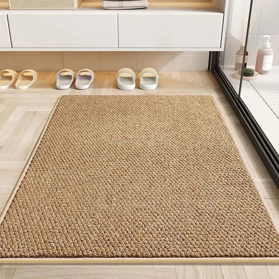 Bruine badmat met lage luspool op een houten vloer, naast badslippers en een douchewand 3