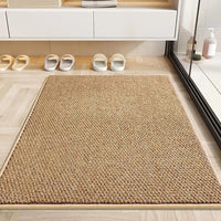 Bruine badmat met lage luspool op een houten vloer, naast badslippers en een douchewand 3