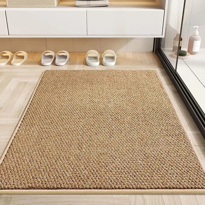 Bruine badmat met lage luspool op een houten vloer, naast badslippers en een douchewand 3
