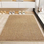 Bruine badmat met lage luspool op een houten vloer, naast badslippers en een douchewand 3