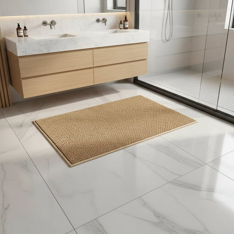 Zandkleurige badmat op witte marmeren vloer voor een lichthouten badkamermeubel en douche 5
