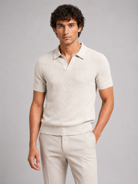Beige gebreid poloshirt met V-kraag, voorkant, gedragen door een model met crèmekleurige broek 16