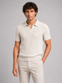 Beige gebreid poloshirt met V-kraag, voorkant, gedragen door een model met crèmekleurige broek 16