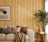 Lichte houtkleurige lattenwand in de woonkamer achter een beige bank, schilderij en plant 35