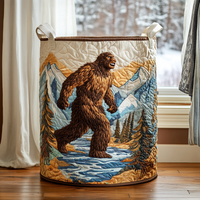 Gewatteerde mand met een wandelende bigfoot voor besneeuwde bergen en een rivier, bruine bies en lichte hengsels. 7