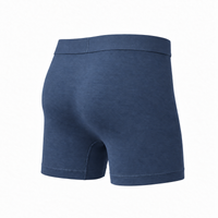 Staalblauwe boxershort van achteren en schuin van opzij, met effen zitvlak en brede tailleband. 11