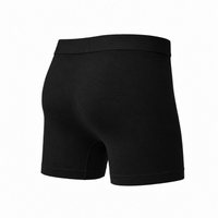 Zwarte boxershort van achteren en schuin van opzij, effen stof met brede tailleband en nette zoom aan de pijpjes. 14