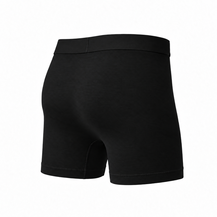 Zwarte boxershort van achteren en schuin van opzij, effen stof met brede tailleband en nette zoom aan de pijpjes. 14