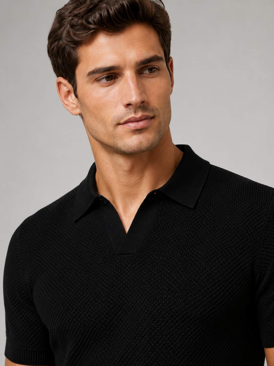 Close-up van de kraag, V-hals en gebreide structuur van het zwarte poloshirt 7