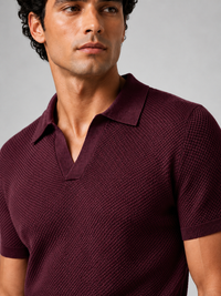 Close-up van de structuurbreisteek en de open kraag van het bordeauxrode poloshirt 22