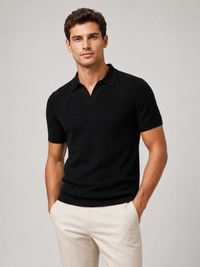 Zwart gebreid poloshirt met V-kraag, voorkant, gedragen door een model met crèmekleurige broek 6