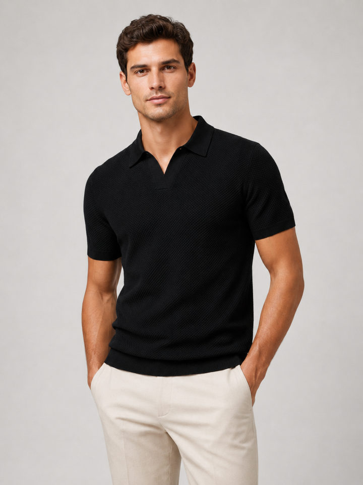 Zwart gebreid poloshirt met V-kraag, voorkant, gedragen door een model met crèmekleurige broek 6
