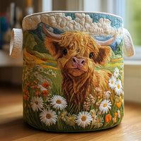 Ronde stoffen mand met geborduurde Schotse hooglander tussen madeliefjes en bloemen, met twee stoffen handvatten, op een houten tafel bij een raam. 1