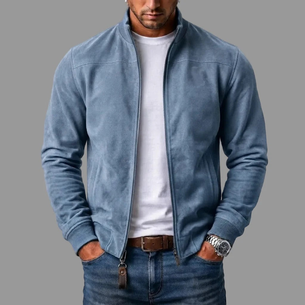 Model draagt de lichtblauwe jack open over een wit T-shirt, met een leren sleutelhanger aan de ritstrekker. 3