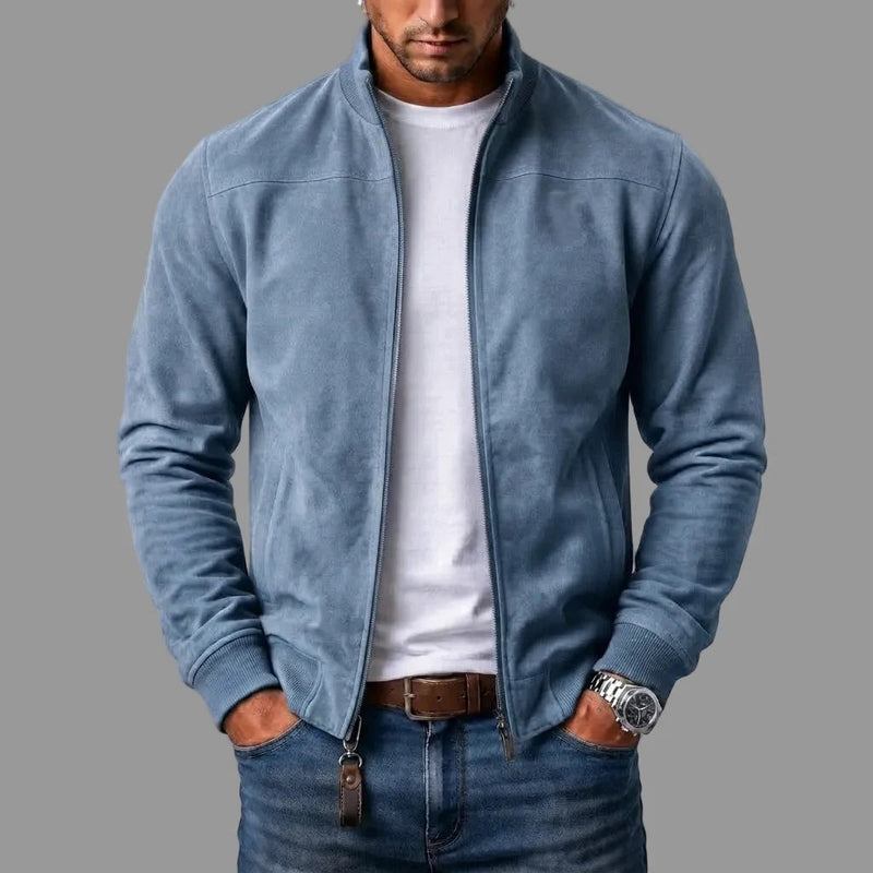 Model draagt de lichtblauwe jack open over een wit T-shirt, met een leren sleutelhanger aan de ritstrekker. 3