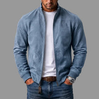 Man draagt de lichtblauwe suèdelook jack open over wit T-shirt en spijkerbroek, met leren sleutelhanger aan de rits. 4