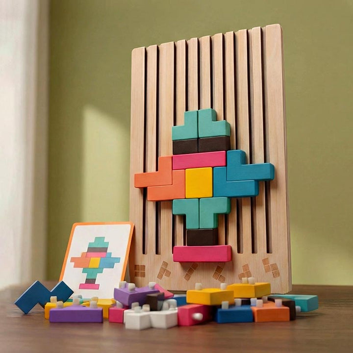 Rechtopstaand bord met een symmetrisch patroon van gekleurde blokken, een opdrachtkaart ernaast en losse stukken op een houten tafel. 7