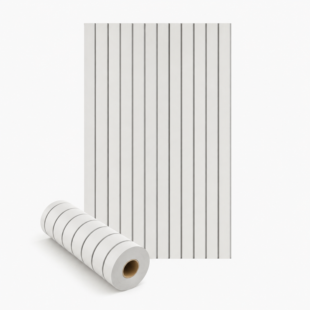 Uitgerolde baan en opgerolde rol van witte lattenpanelen met grijze groeven op witte achtergrond 8