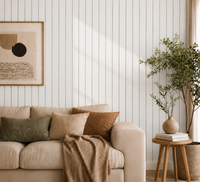 Woonkamerhoek met beige bank, schilderij en plant voor een wand met witte verticale latten 20