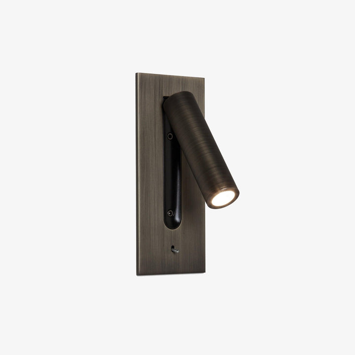 Wandlamp in donker brons met geborsteld oppervlak en brandende ledspot, voorkant op lichte achtergrond 23