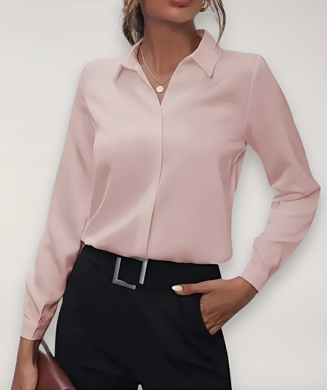 Roze blouse met verborgen knoopsluiting gedragen met zwarte broek en vierkante gesp, vooraanzicht 2