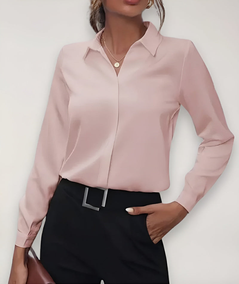Roze blouse met verborgen knoopsluiting gedragen met zwarte broek en vierkante gesp, vooraanzicht 2