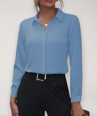 Lichtblauwe blouse met lange mouwen gedragen door een model, gecombineerd met zwarte broek 3