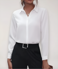 Witte blouse met lange mouwen en verborgen knoopsluiting op de voorkant, gedragen met zwarte broek 5