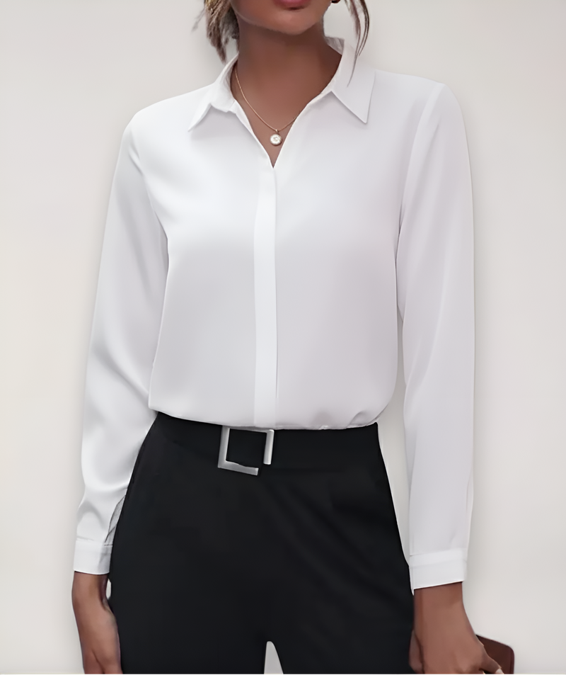 Witte blouse met lange mouwen en verborgen knoopsluiting op de voorkant, gedragen met zwarte broek 5