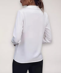 Achterkant van de witte blouse gedragen door een model, met kraag en lange mouwen 6