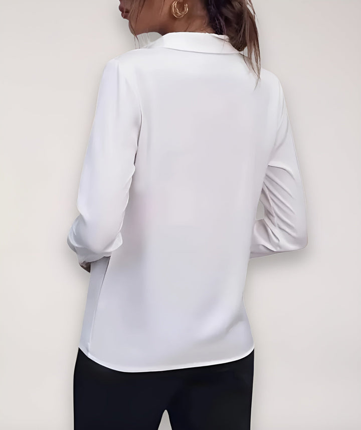 Achterkant van de witte blouse gedragen door een model, met kraag en lange mouwen 6