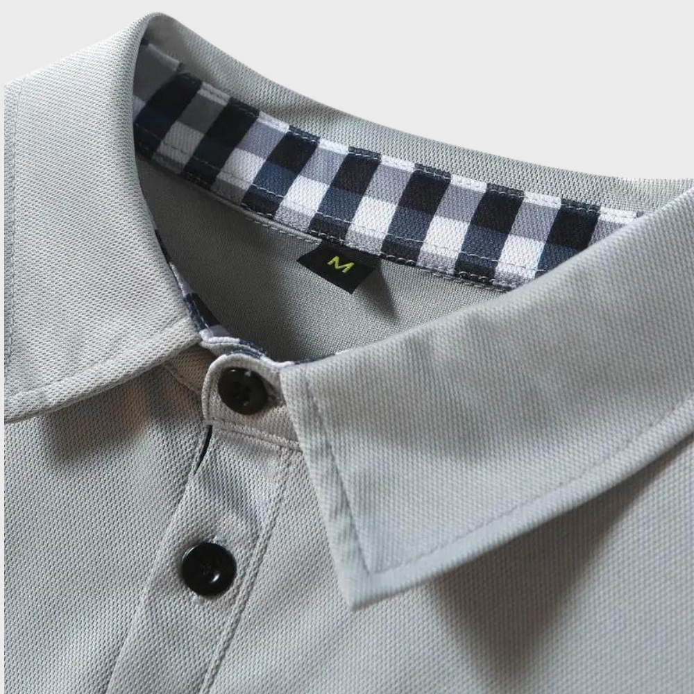 Detail van de grijze polokraag met zwart-wit geruite binnenkant, knopen en maatlabel 18