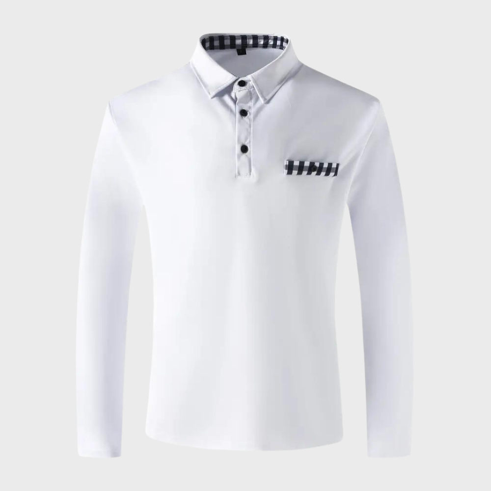 Witte polo met lange mouwen, voorkant, met zwart-wit geruit borstzakje, kraagrand en zwarte knopen 20