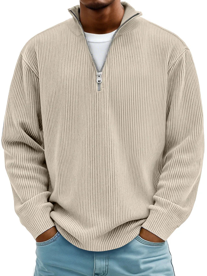 Man draagt de geribbelde trui met halve rits in beige, gecombineerd met een lichtblauwe spijkerbroek 4