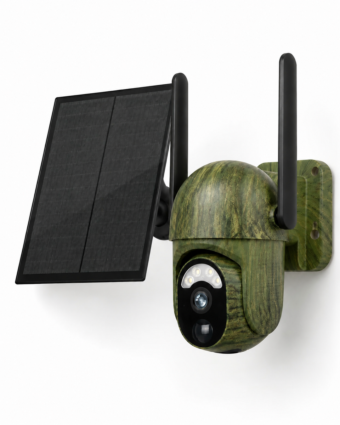 Camouflagegroene beveiligingscamera met houtnerf-motief en twee zwarte antennes, schuin van voren gezien, met een los zonnepaneel ernaast. 1