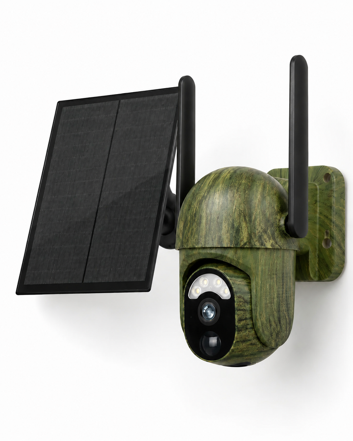 Camouflagegroene beveiligingscamera met houtnerf-motief en twee zwarte antennes, schuin van voren gezien, met een los zonnepaneel ernaast. 1