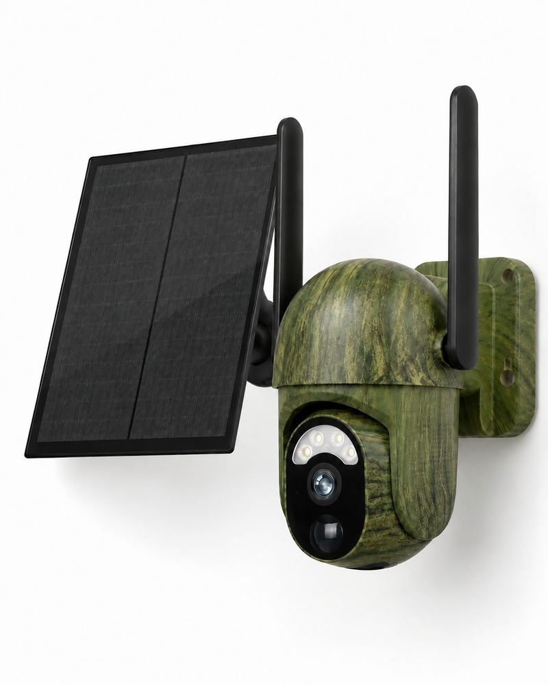 Camouflagegroene beveiligingscamera met houtnerf-motief en twee zwarte antennes, schuin van voren gezien, met een los zonnepaneel ernaast. 1